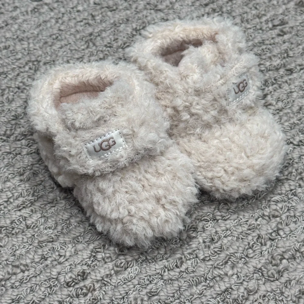 ☃️UGG Cream Fuzzy Baby Shoes☃️